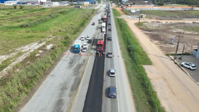 Obras na BR-280 Obra na BR-280 transforma rodovia em 'estacionamento' quilométrico