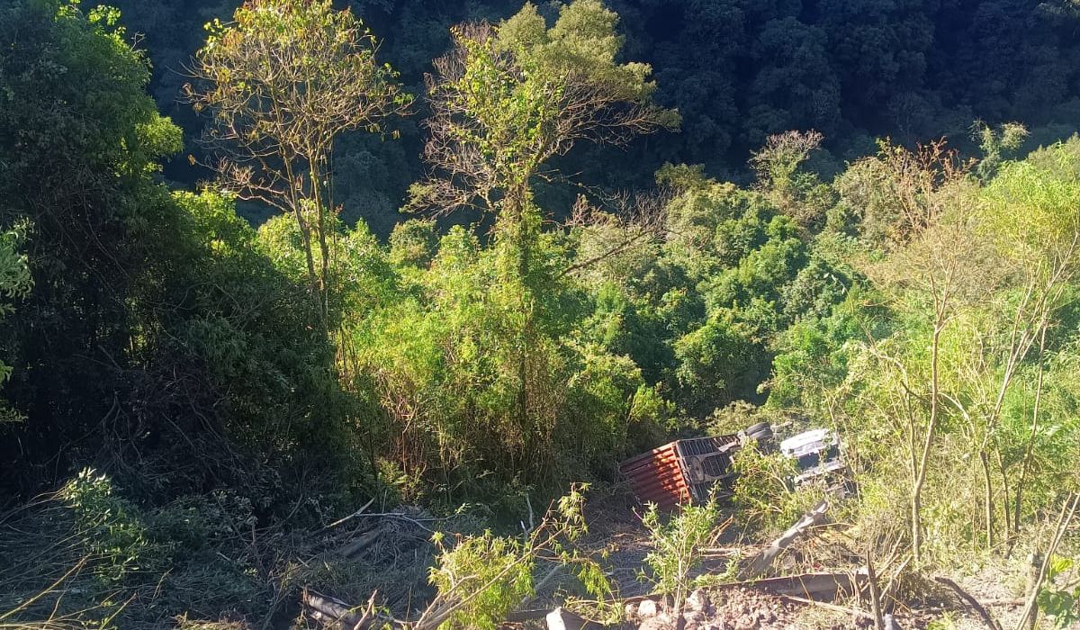 Queda deixou caminh&atilde;o 50 metros distante da rodovia – Foto: Divulga&ccedil;&atilde;o/CBMSC/ND