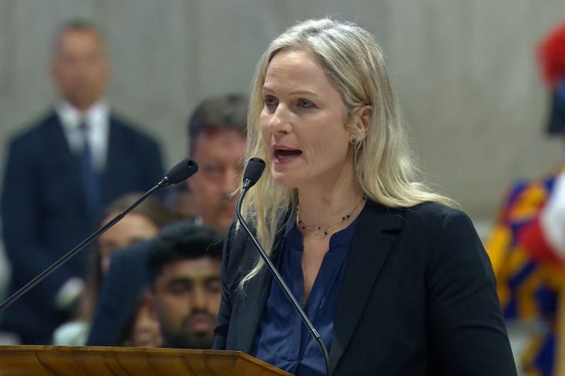 Brasileira na missa do conclave Jornalista brasileira Andressa Collet lê oração universal na missa do conclave