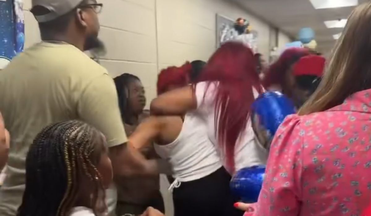 Gravação registra briga entre pais em escola