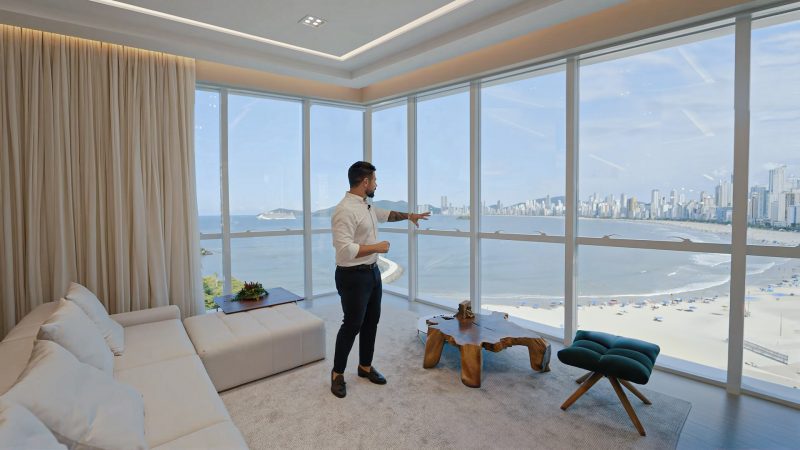 Bruno Cassola Foto mostra Bruno Cassola, corretor de luxo, mostrando vista de apartamento em Balneário Camboriú