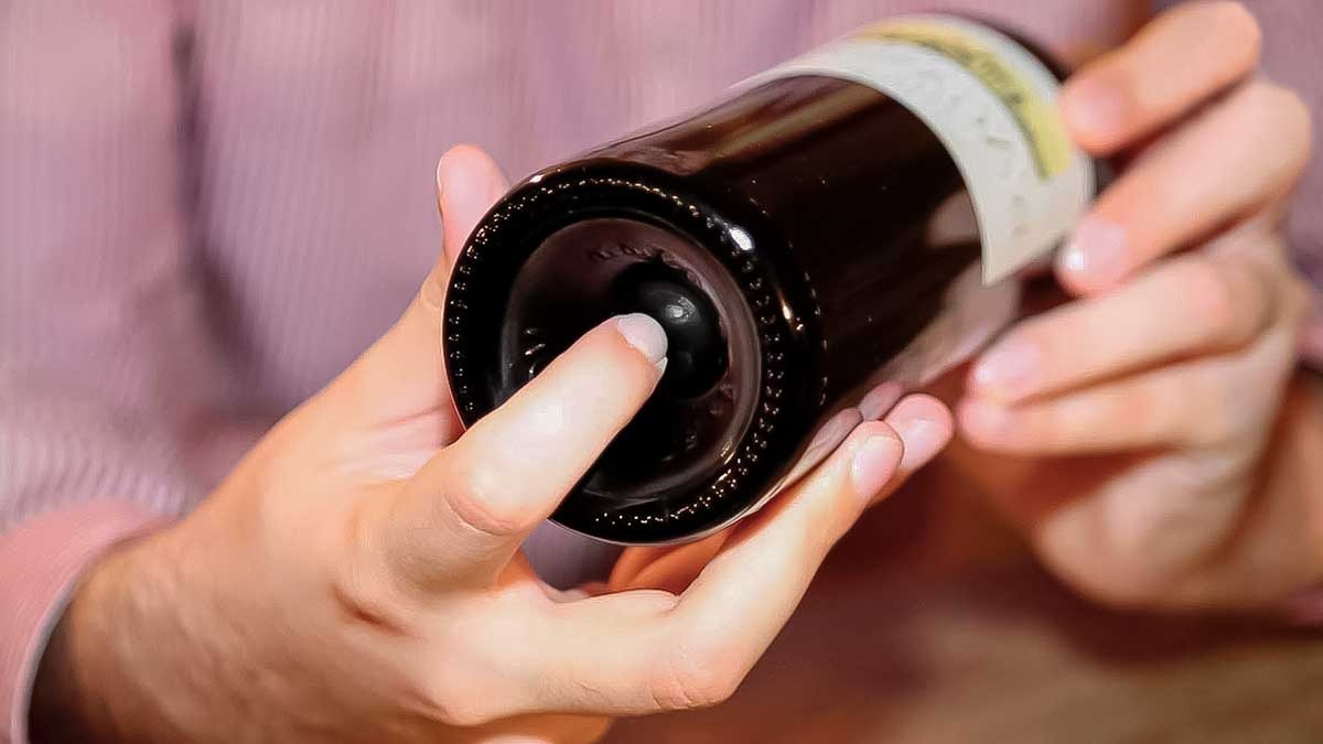 Buraco no fundo das garrafas de vinho