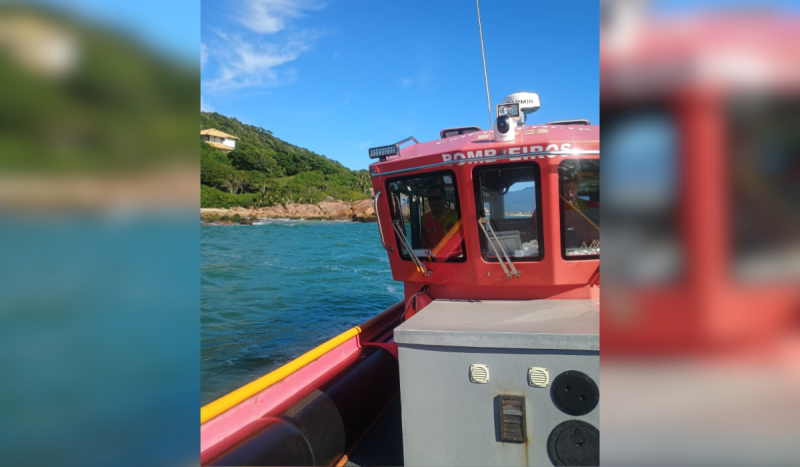 Bombeiros decidiram suspender as buscas pelo homem desaparecido na Praia de Cima nesta terça-feira (6) - Foto: CBMSC/Reprodução/ND Bombeiros decidiram suspender as buscas pelo homem desaparecido na Praia de Cima nesta terça-feira (6) - Foto: CBMSC/Reprodução/ND