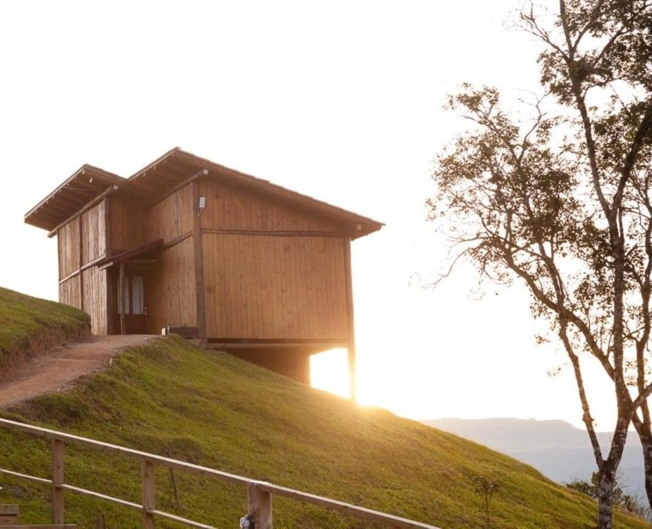 Cabanas Recanto do Rancho, em Rancho Queimado Casa na montanha com pôr do sol e natureza ao redor