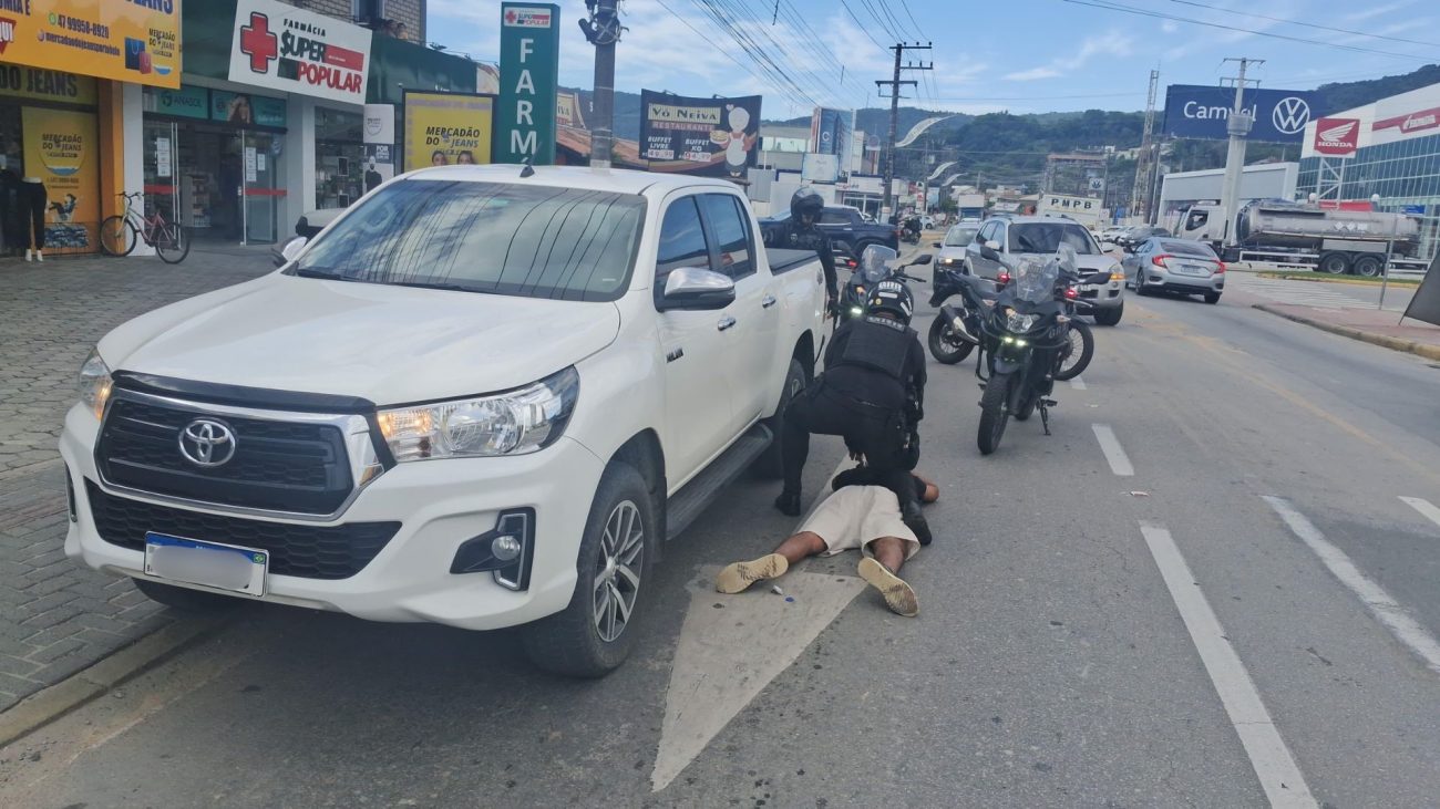 Suspeito é rendido nove minutos após furto Foto mostra momento em que suspeito é rendido apenas nove minutos após furto do carro