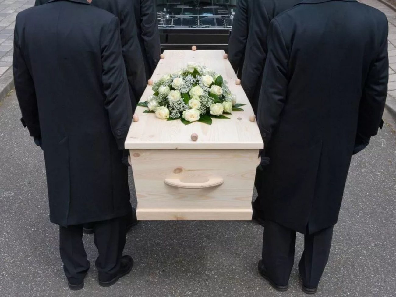 Caixão representando a mulher declarada morta que voltou a vida na Espanha Caixão representando a mulher declarada morta que voltou a vida na Espanha
