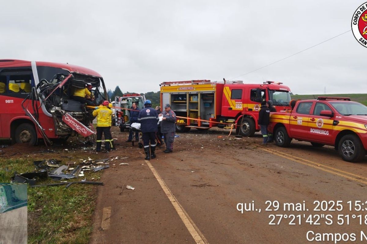 Caminh&atilde;o atinge &ocirc;nibus com 13 pessoas na BR-282 em SC – Foto: Divulga&ccedil;&atilde;o/Corpo de Bombeiros/ND