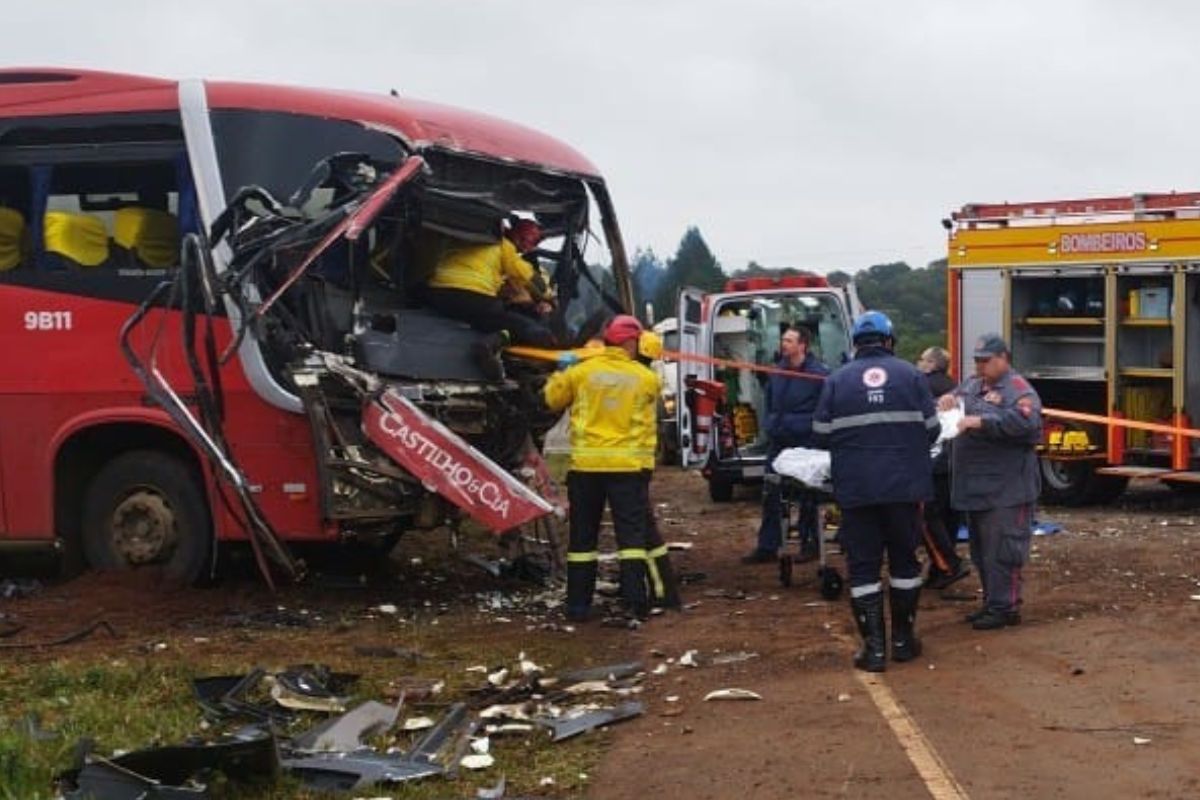 Colisão entre um caminhão e um ônibus com 13 pessoas deixou feridos em Campos Novos