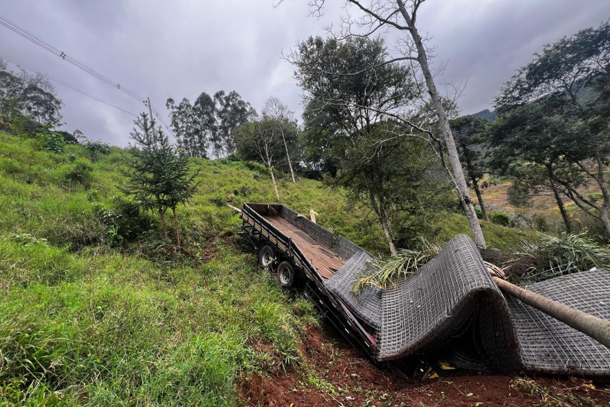 Caminhão despenca de ribanceira e mata motorista em SC
