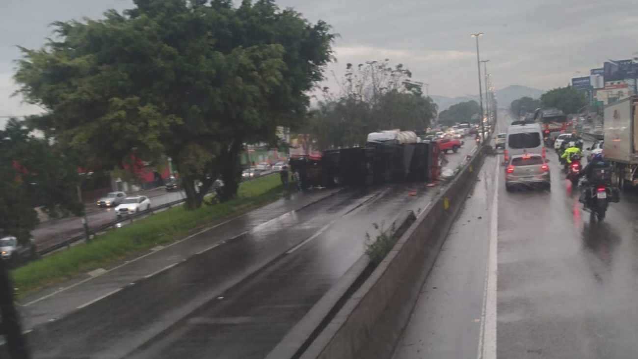 BR-101 em Balneário Camboriú Foto mostra como ficou caminhão após acidente na BR-101 em Balneário Camboriú