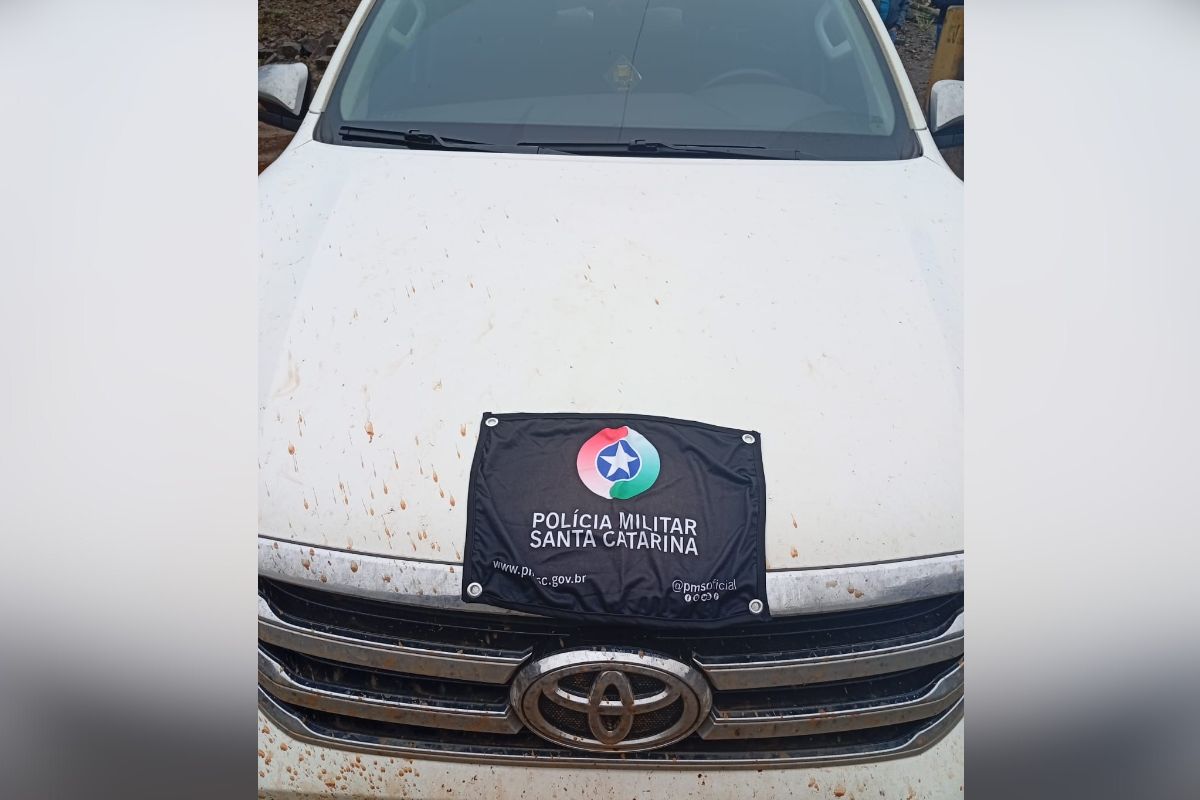 Caminhonete foi recuperada após o assalto