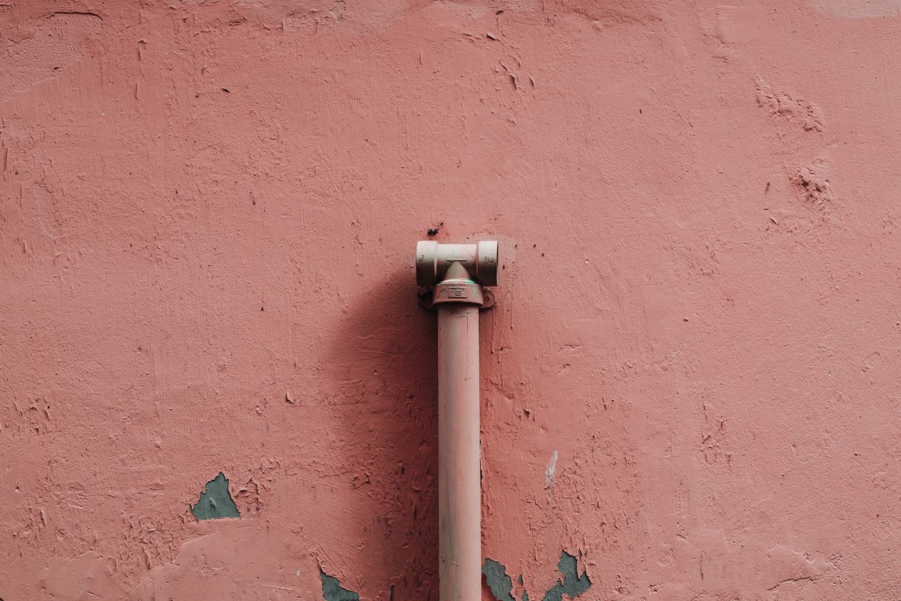 Vazamentos de &aacute;gua podem causar umidade na parede – Foto: Freepik/ND