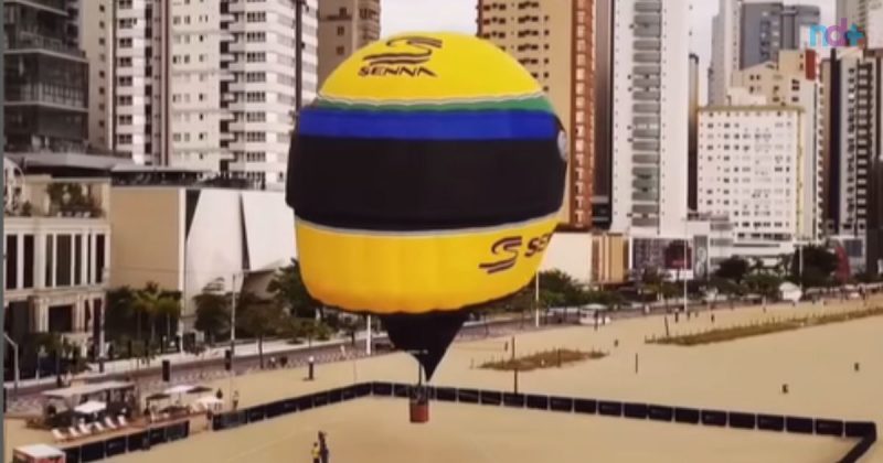 imagem mostra balão gigante igual a capacete de Ayrton Senna em praia de Balneário Camboriú imagem mostra balão gigante igual a capacete de Ayrton Senna em praia de Balneário Camboriú