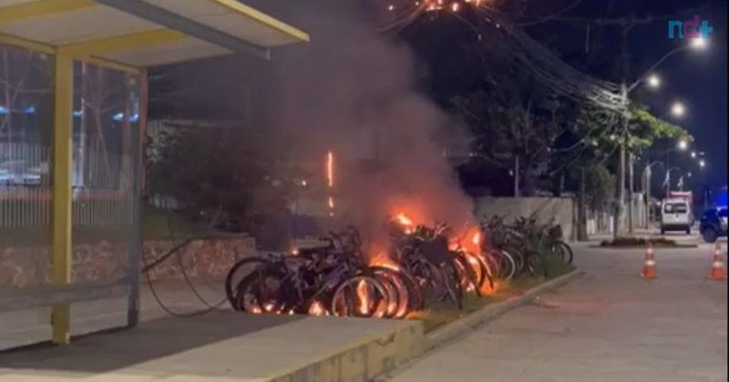 imagem do momento em que bicicletas são destruídas após incêndio na fiação elétrica imagem do momento em que bicicletas são destruídas após incêndio na fiação elétrica