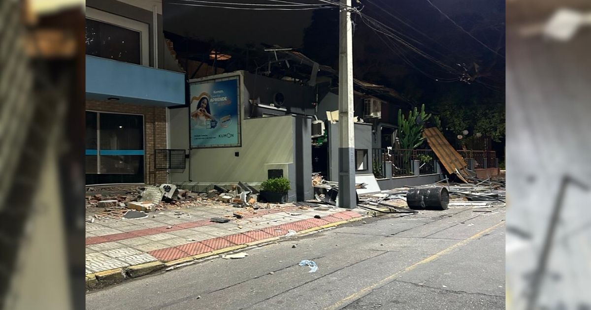 Escombros foram tomaram conta do entorno do restaurante Escombros foram tomaram conta do entorno do restaurante, em Tubarão