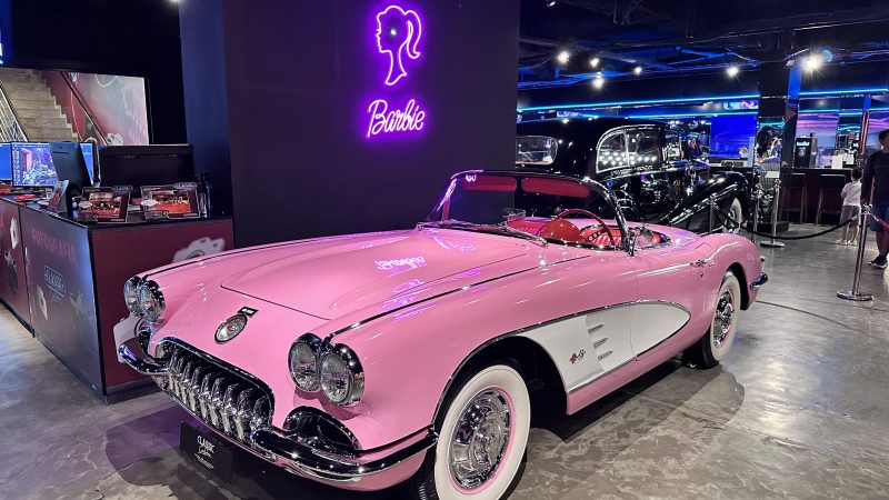 Imagem mostra Corvette C1 rosa, um dos 5 carros clássicos mais velozes do museu