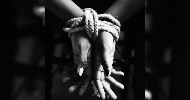 Mãos amarradas Imagem de mãos presas em uma corda, para fazer referência ao fato dos homens manterem as vítimas em cárcere privado