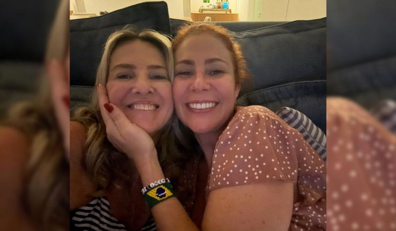 Zambelli homenageou Cristiane com publicação no Dia do Amigo Na imagem, Zambelli e a advogada aparecem abraçadas