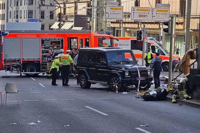 Motorista atropela multidão na Alemanha Motorista foi preso após atropelar multidão na Alemanha