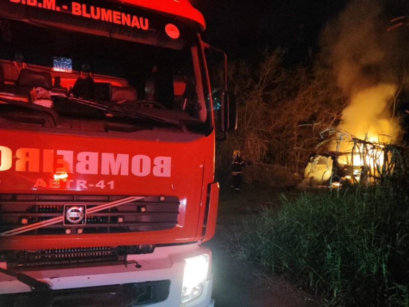 Fogo consome carro em Gaspar