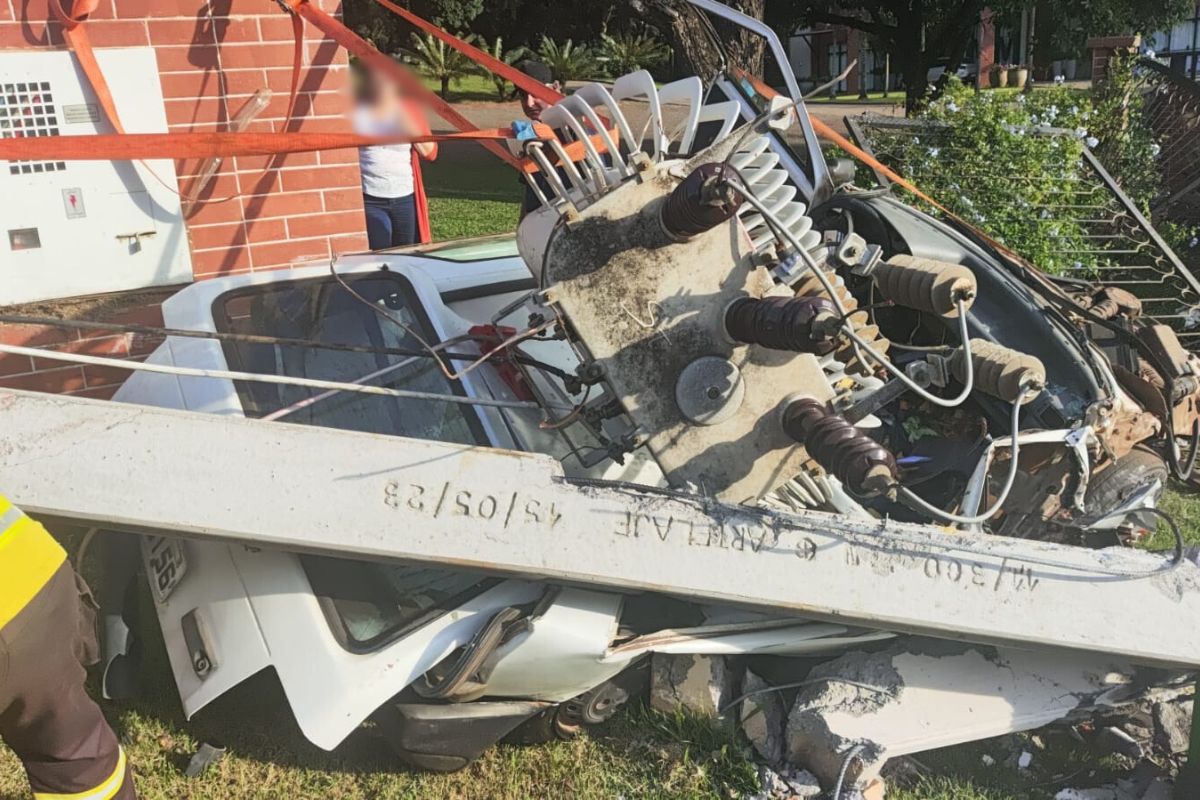 esmagado por poste e transformador Carro é esmagado por poste e transformador após colisão em Chapecó