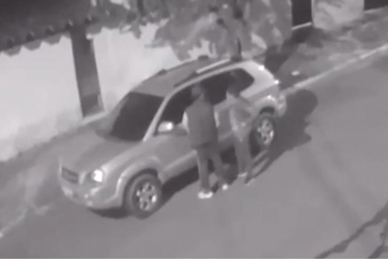 Suspeitos deixam carro de professora estrangulada Casal abandona carro de professora estrangulada em São Paulo