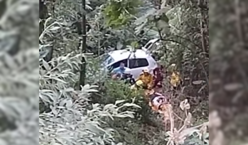 Carro despenca de ribanceira de 20 metros e percorre 50 metros em Angelina Carro despenca de ribanceira de 20 metros e percorre 50 metros em Angelina