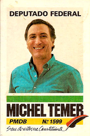 Cartaz de Michel Temer para campanha de deputado federal, em 1986. Na imagem, Michel Temer sorri e veste uma camisa verde. A foto contém os textos "Deputado federal MICHEL TEMER, PMDB, Nº 1599, Seus direitos na Constituinte".