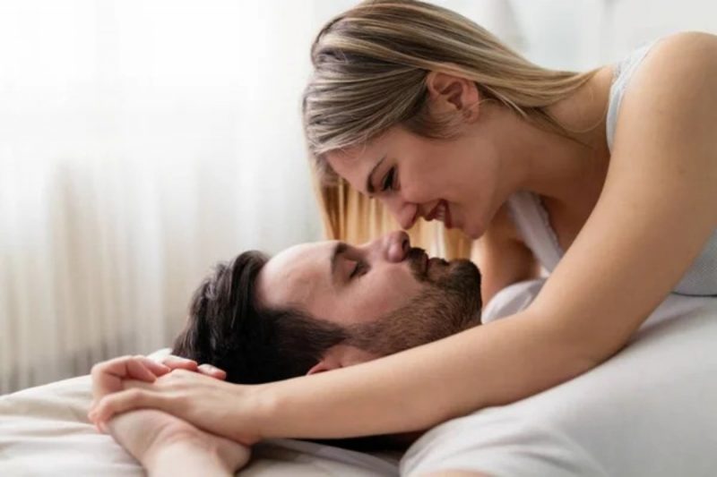 Sexo Casal se beijando na cama