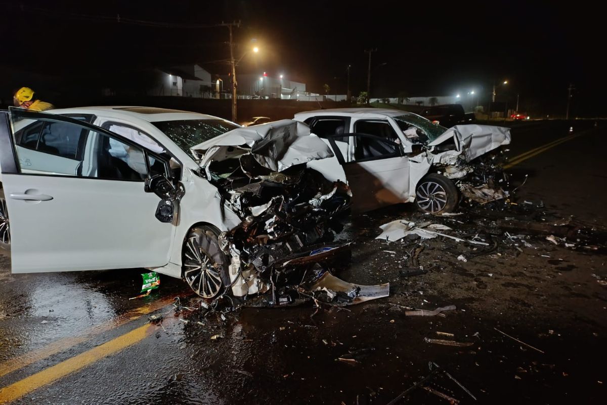 grave colisão frontal na BR-282 Casal morre em grave colisão frontal na BR-282 em Pinhalzinho