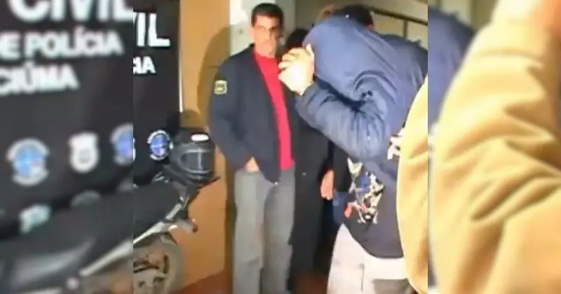 Autor do crime cobrindo o rosto Caso Kenefer: o autor do crime cobrindo o rosto com um moletom na Delegacia de Criciúma