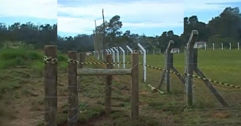 Campo de futebol do crime Caso Kenefer: print de um vídeo que mostra o campo de futebol onde o corpo da criança foi encontrado