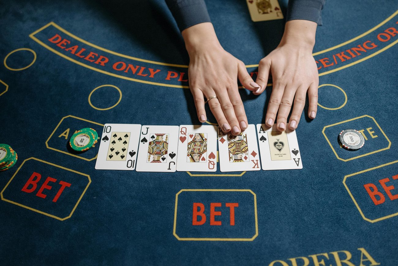 Mesa com cartas de baralho abertas mostrando jogo de cassino ao vivo.