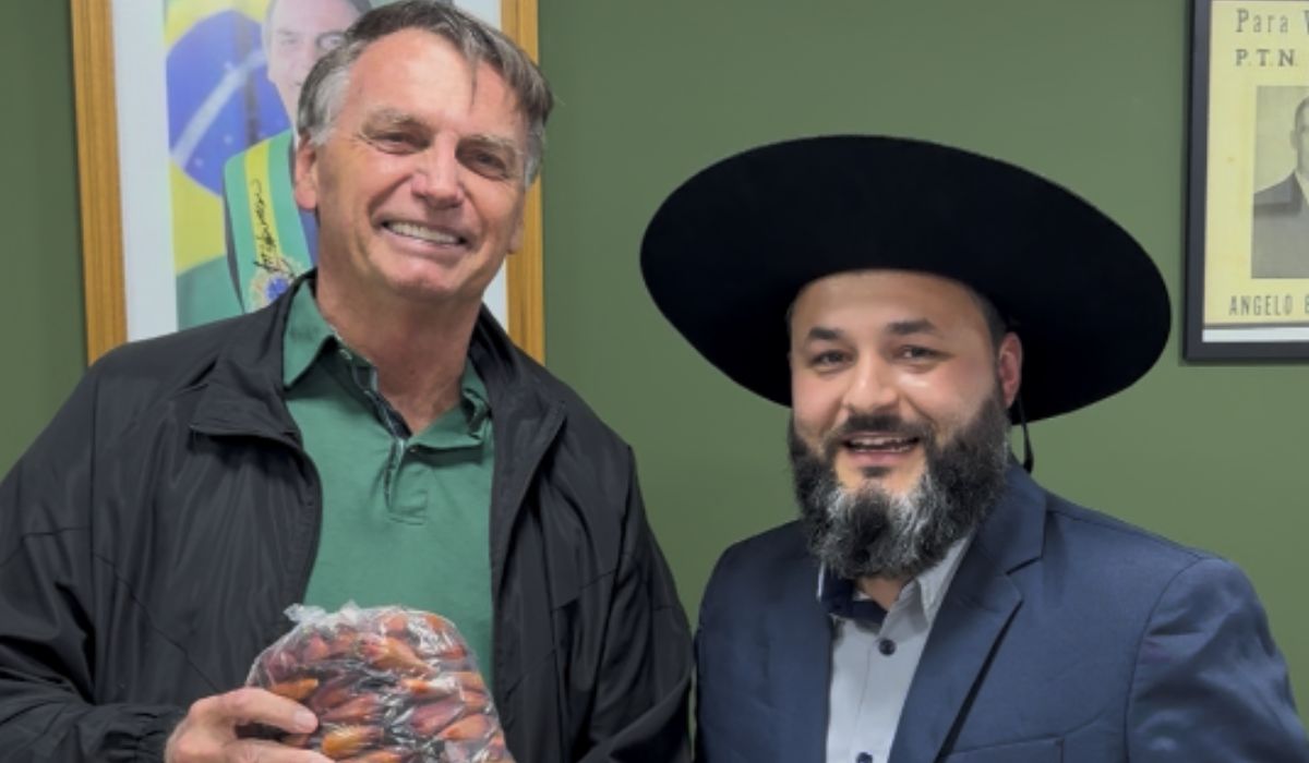 Catarinense entrega pinhão a Bolsonaro