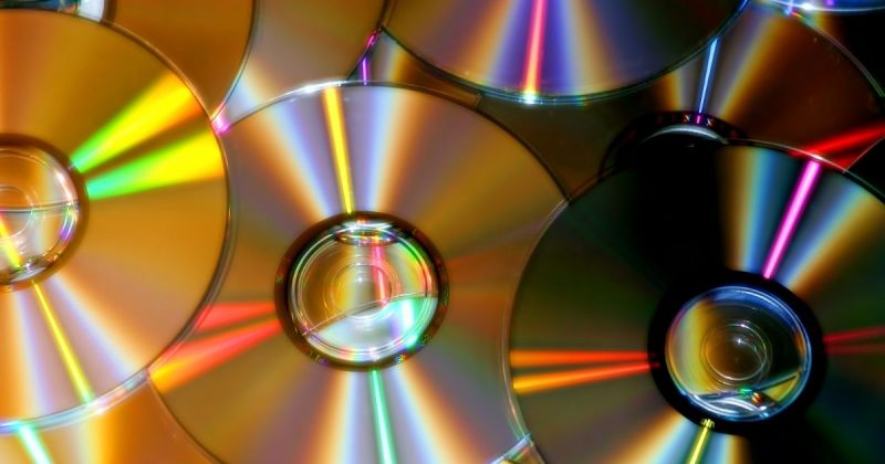 CDs Imagens de vários CDs em primeiro plano, para fazer referência com o tema da matéria, que é dicas de como utilizar esses materiais para a decoração