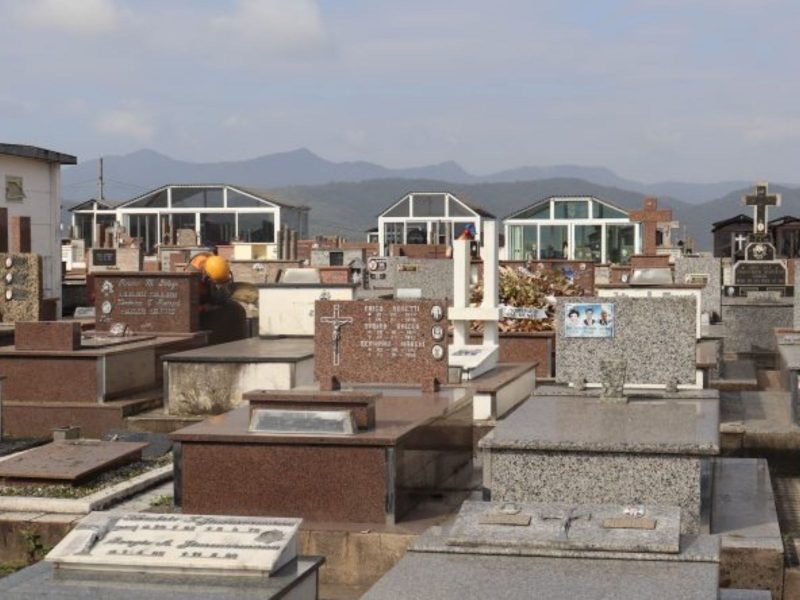 Cemitério Público de Gaspar Imagem mostra Cemitério Público de Gaspar. Nele, constam vários túmulos. O céu está com bastante nuvens