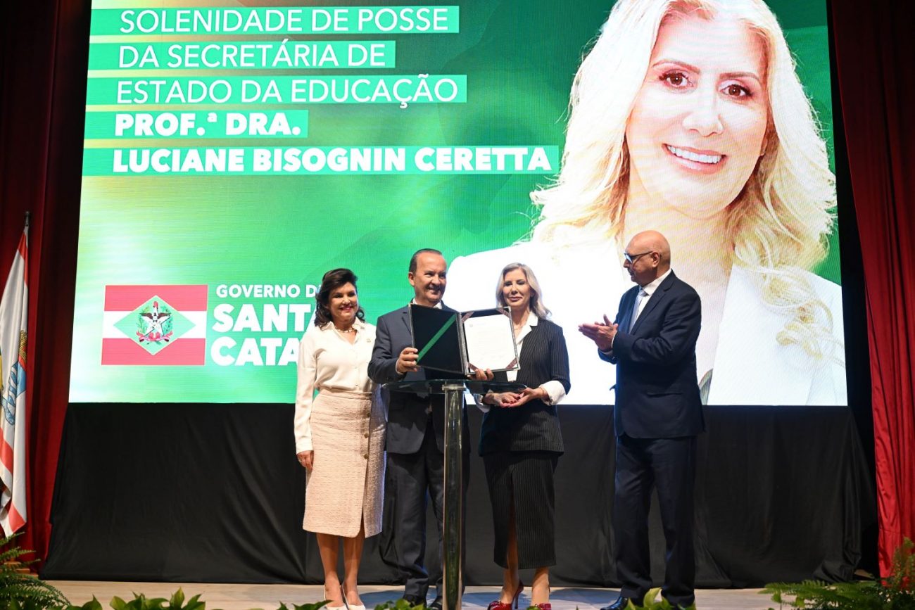 Cerimônia de posse de Luciane Ceretta teve a presença do governador Jorginho Mello, da vice-governadora Marilisa Boehm e do secretário anterior, Aristides Cimadon - Foto: Eduardo Valente/Secom-SC/Reprodução/ND