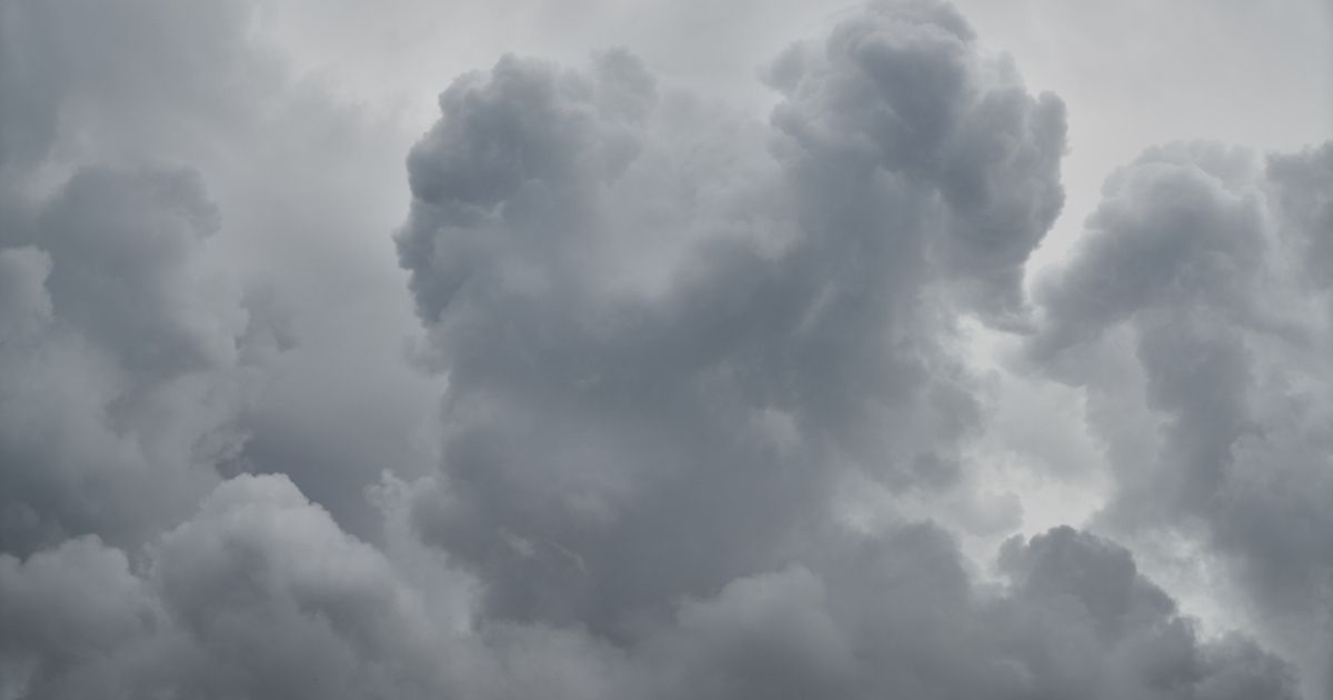 Imagem de um céu nublado cheio de nuvens, para indicar que a previsão de tempo marca dias chuvosos 