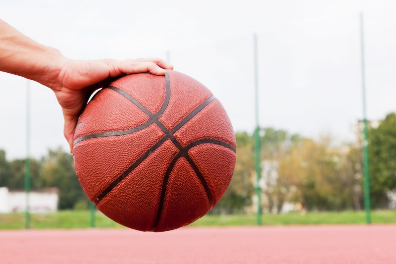 bola de basquete nas mãos de um homem representando Olimpíada Estadual das Apaes bola de basquete nas mãos de um homem representando Olimpíada Estadual das Apaes