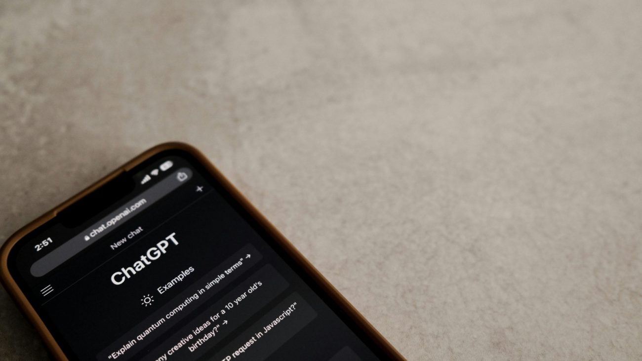 Como usar o ChatGPT no WhatsApp de graça 3 Tela de celular mostrando o site do ChatGPT aberto, com interface escura e sugestões de perguntas visíveis, como exemplos de uso da inteligência artificial.