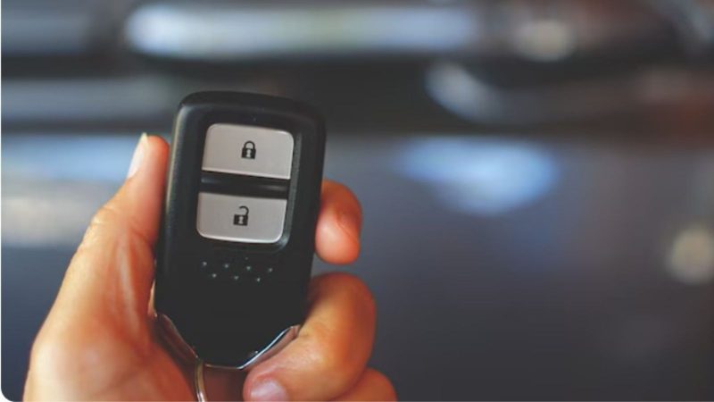 na foto aparece uma chave inteligente ponta para ser usada e destravar o carro na foto aparece uma chave inteligente ponta para ser usada e destravar o carro
