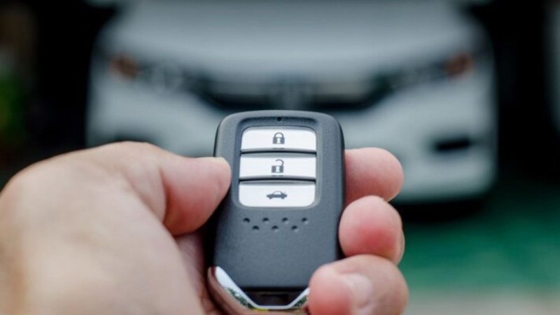 na foto aparece uma chave inteligente sendo acionada pelo motorista na foto aparece uma chave inteligente sendo acionada pelo motorista