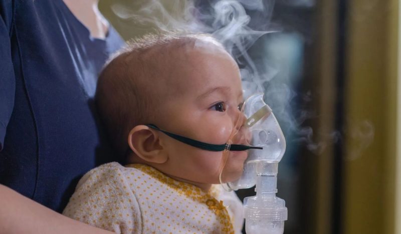 Bebê fazendo inalação contra gripe Frio aumenta casos de bronquiolite em crianças e bebês