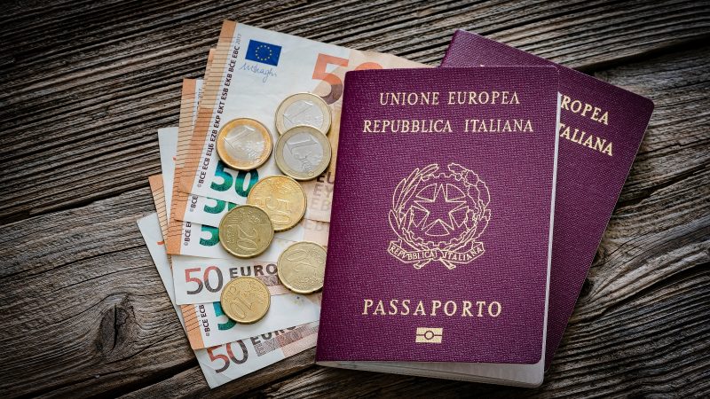 Dinheiro euro e passaportes Imagem de moedas com notas de euro e passaporte italiano