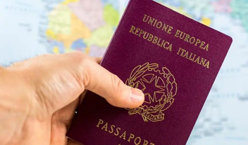 Decreto que restringe acesso à cidadania italiana é aprovado em votação no Senado Decreto que restringe acesso à cidadania italiana é aprovado em votação no Senado. Na imagem, um documento de cidadania italiana.