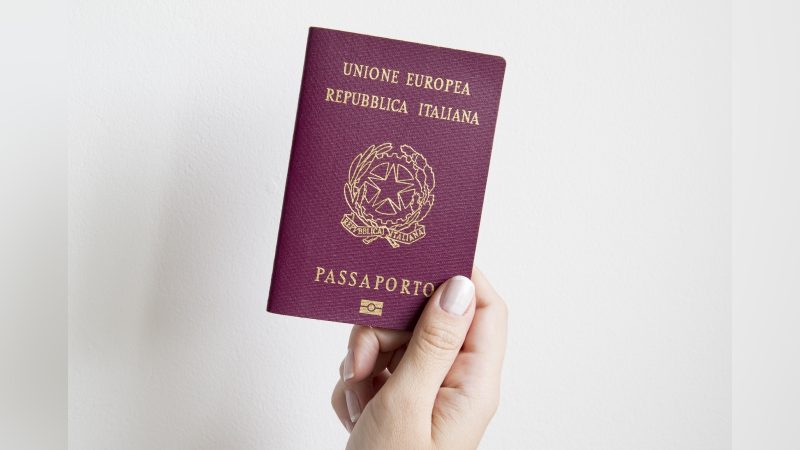 Passaporte italiano Pessoa segurando passaporte italiano
