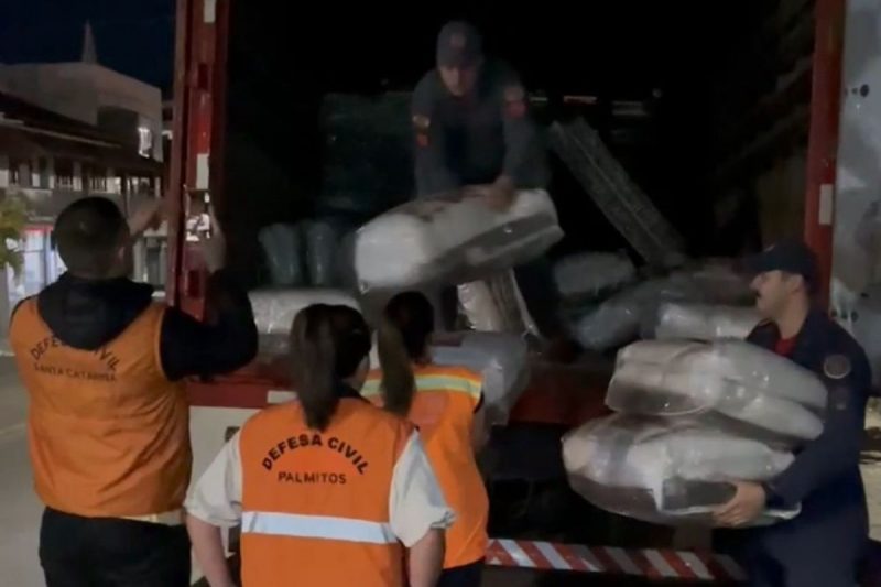 Cidade de SC recebe assistência humanitária após tornado devastador Cidade de SC recebe assistência humanitária após tornado devastador