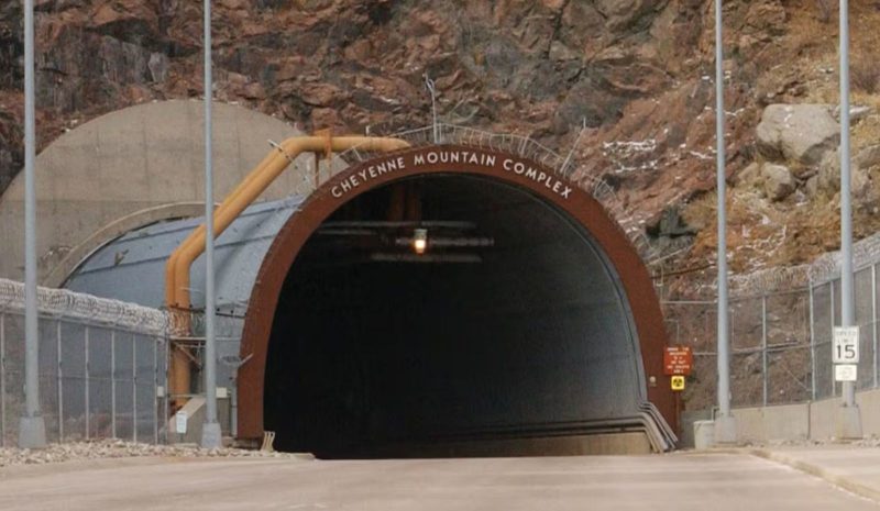 entrada de um bunker subterrâneo entrada de uma cidade subterrânea dos EUA