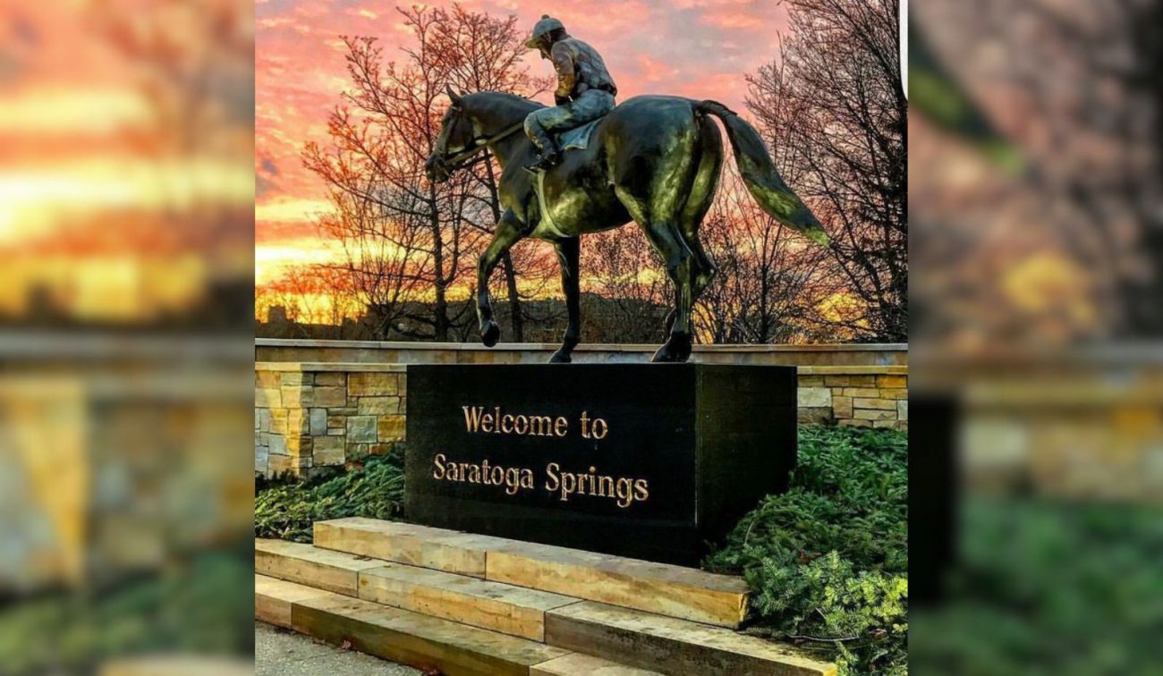Entrada da cidade de Saratoga Springs - Pinterest/Reprodução/ND