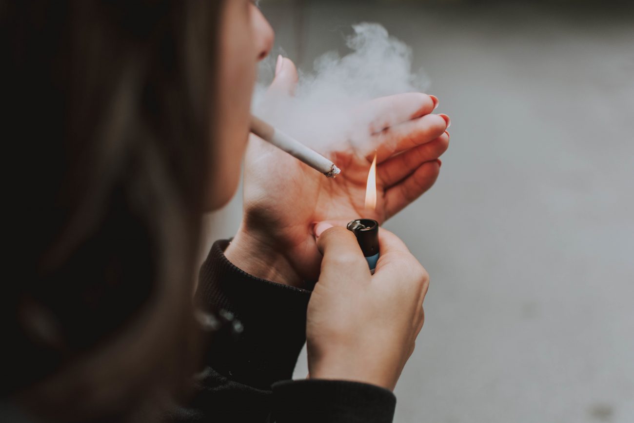 Pessoa acendendo cigarro